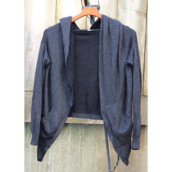 Lululemon - sz Med  -Cabin Yogi Boolux Reversible Cardigan Wrap in Black + Grey - Picture 1 of 8